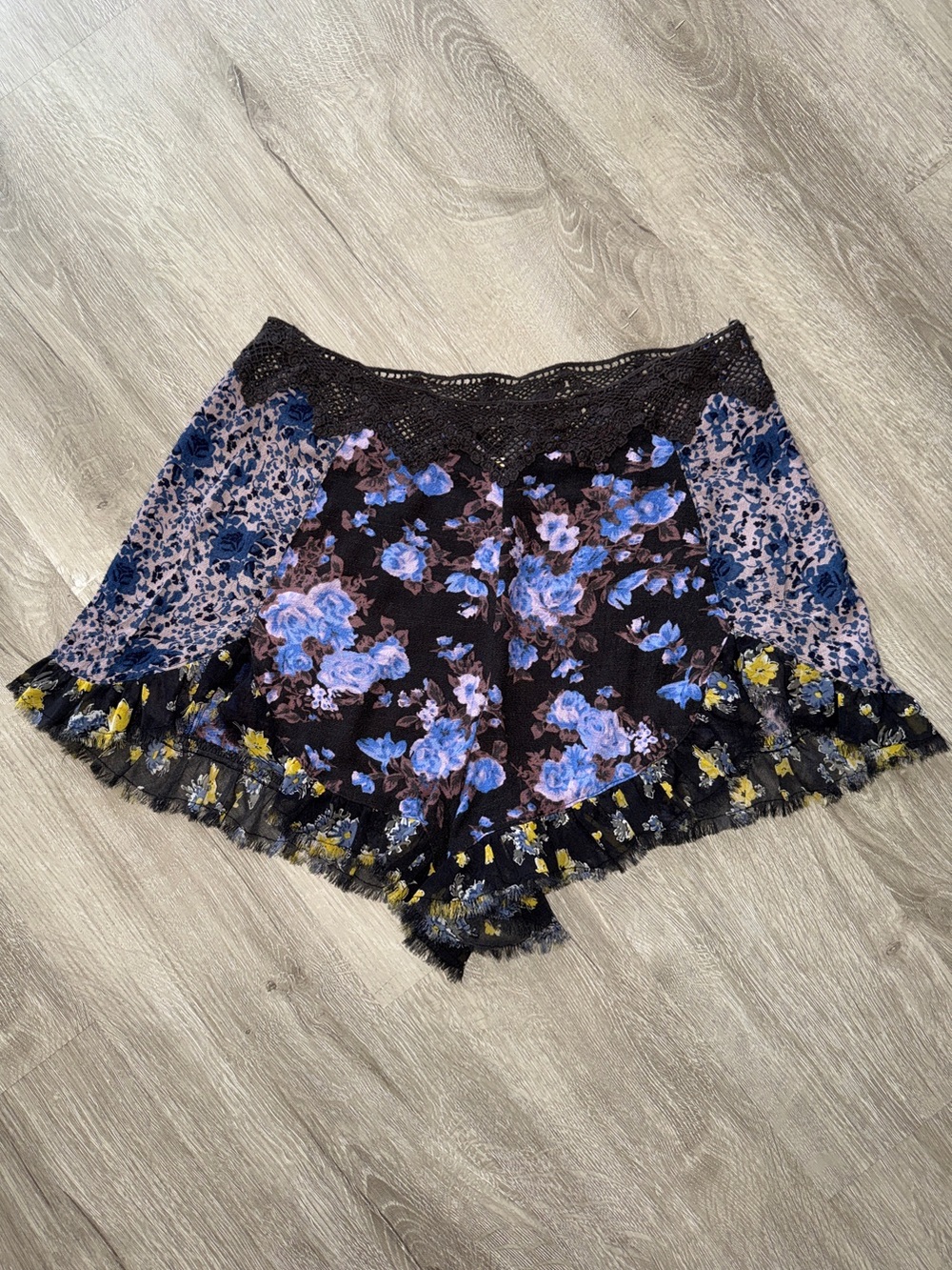 Floral Patterned Lace-Trim Shorts